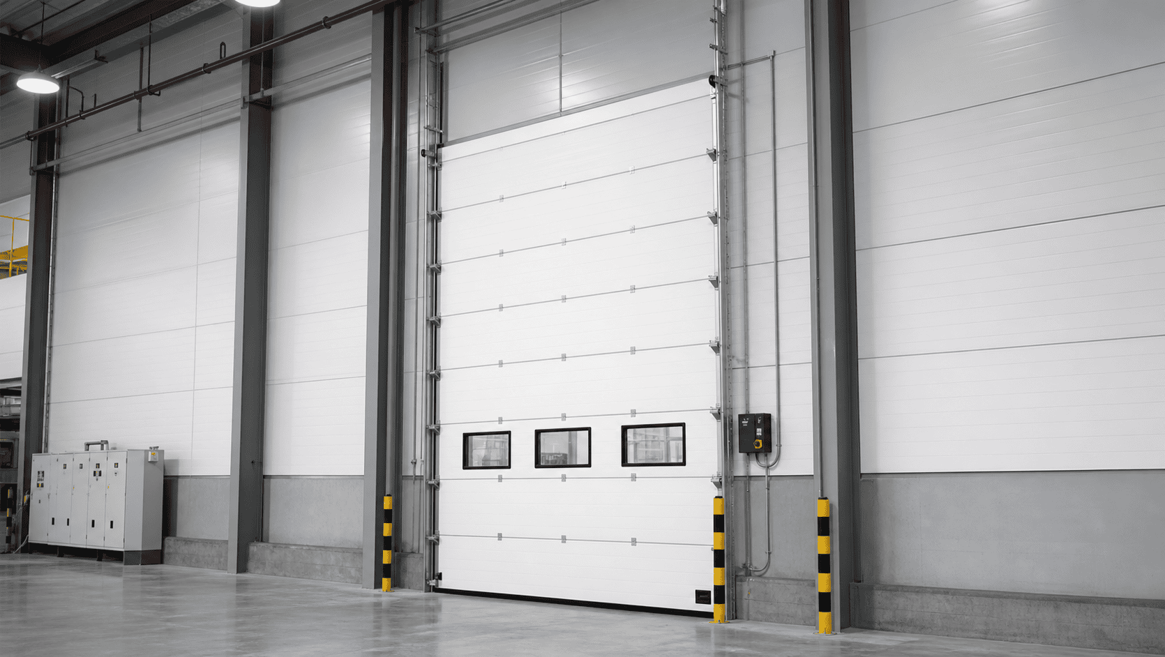 Puerta seccional de elevación vertical SEPPES para edificio industrial de paredes altas