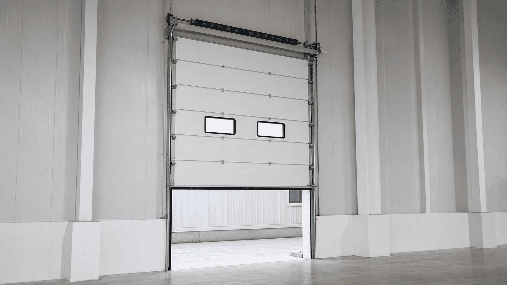 Puerta seccional de elevación vertical para almacén de gran altura con espacio libre en el techo