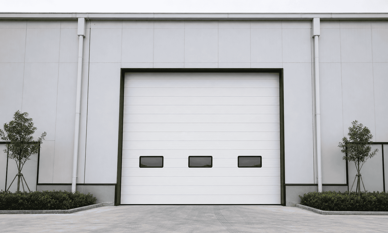 Puerta seccional de elevación vertical que mantiene el espacio del techo libre para equipos industriales