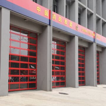 Porta Seccional de Alumínio com Visão Total